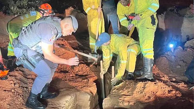 Menina cai em buraco de 7 metros de obra sem sinalização e é resgatada com retroescavadeira em Guaiçara