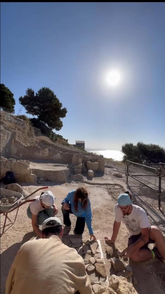 Scavare in profondità. ⛏️ A Finziade, le abitazioni erano dotate di cisterne scavate direttamente nel banco roccioso, pr...