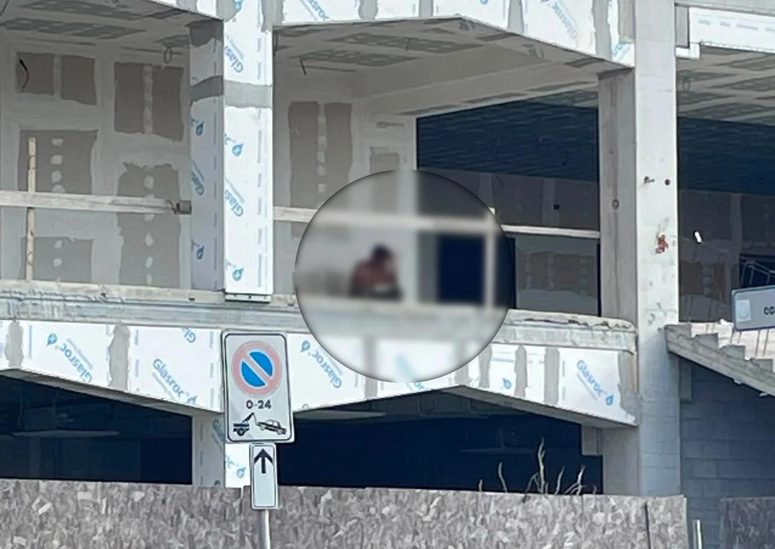 Capaccio Paestum, il caso dell’ex cinema Myriam: residenti segnalano extracomunitari all’interno della struttura