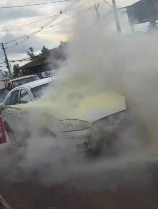 Incêndio em veículo é registrado na Rua Sete de Setembro, centro da cidade de Panambi