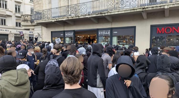 - Plusieurs centaines de personnes se sont rassemblées devant l’entrée du Monoprix.