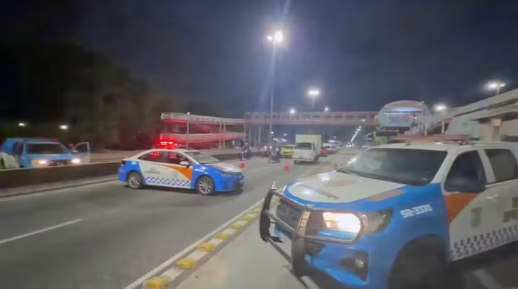 Operação da PM no Complexo de Israel gera fechamento da Avenida Brasil e prisão de quatro criminosos