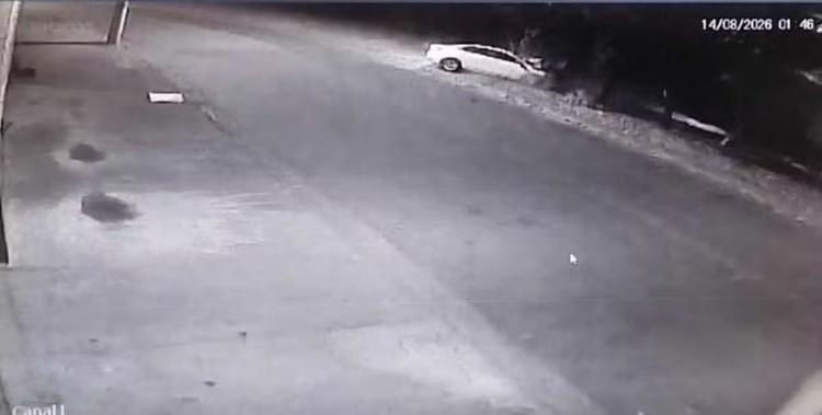 VÍDEO: Jovem morre e quatro ficam feridos após carro bater em árvores em Itaúna