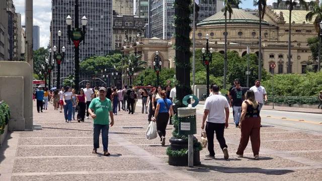 Pobreza cai a menor nível da série histórica nas metrópoles brasileiras, mas desigualdade sobe