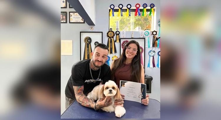 Tosador viraliza com vídeos de brincadeiras para acalmar animais em pet shop: 'Não querem ir embora'