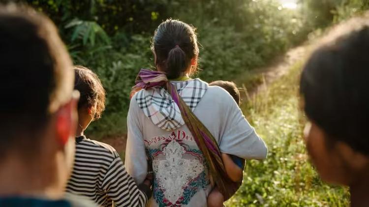 Famílias cristãs que foram expulsas de suas casas no Laos se reúnem para adorar na floresta