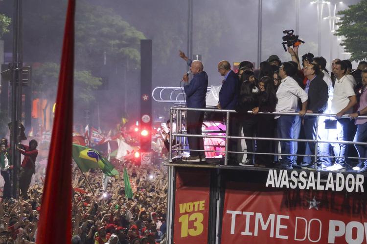 Lula comemora vitória histórica com multidão na Avenida Paulista