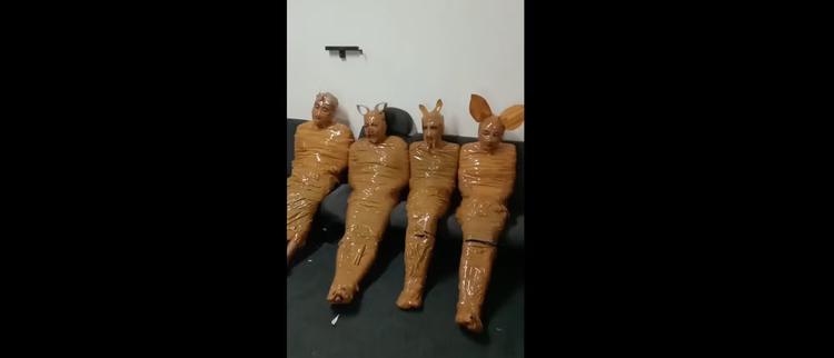 É #FAKE que vídeo mostre ladrões imobilizados com fita adesiva após captura por justiceiro; cena exibe desafio de youtubers da Indonésia
