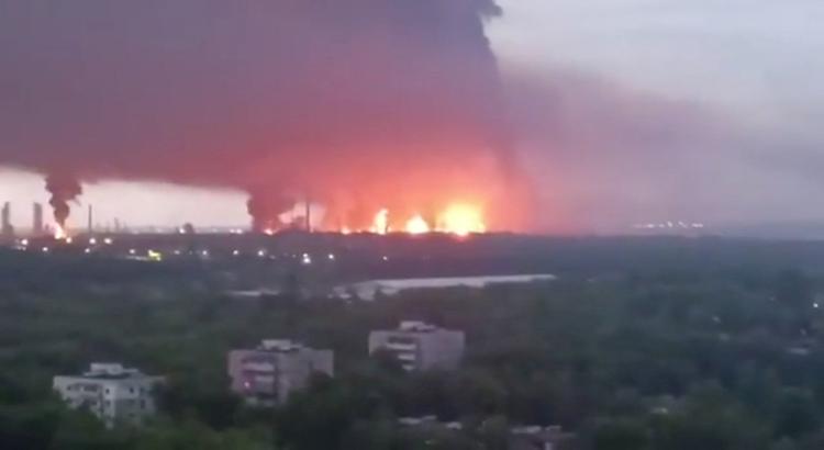 VÍDEO: prédio residencial na Rússia pega fogo após ser atingido por drone da Ucrânia