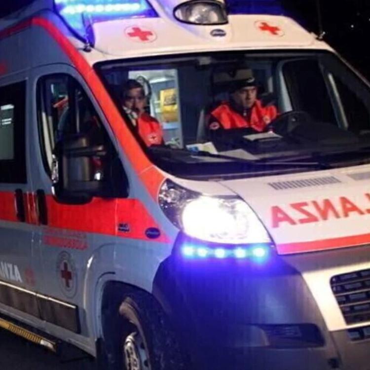 Colpisce la moglie con un coltello e tenta il suicidio, arrestato
