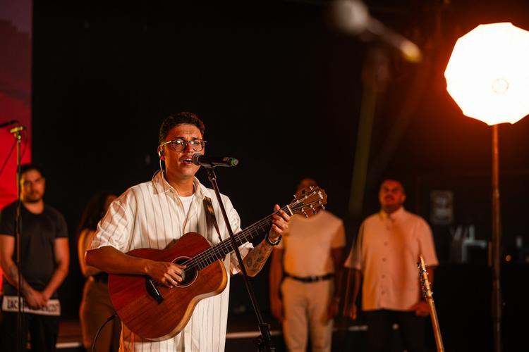 José Wellington lança o álbum “Vem Marcar (Ao Vivo)” e clipe de “A Ti Seja a Glória”