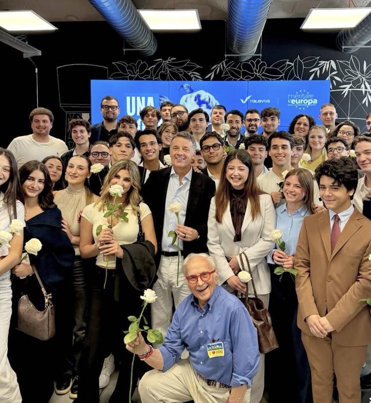 Renzi celebra la Festa dell'Europa con una rosa bianca e gli studenti universitari. Il nodo Israele e le incoerenze a sinistra