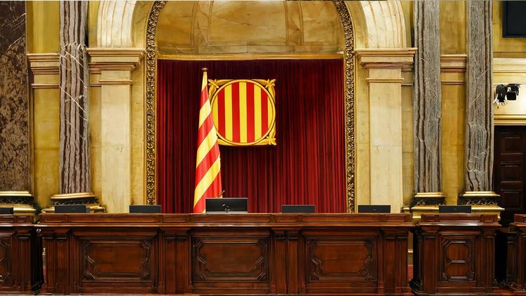 El TSJC impone la bandera española en el Parlament