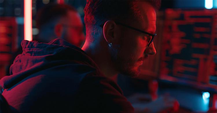Criminosos usam IA para clonar identidades e ampliar fraudes digitais, aponta estudo