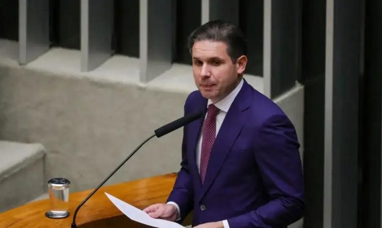 Escala 6x1: CNI entrega manifesto a Hugo Motta contra mudanças na jornada de trabalho