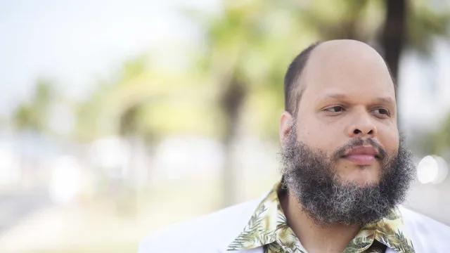 Ed Motta 'ganha' rolha no Circo Voador e faz show dançante e bem-humorado