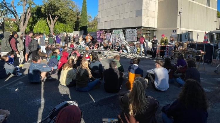 Montpellier : les étudiants de l’Institut Agro bloquent leur école en soutien aux lycéens