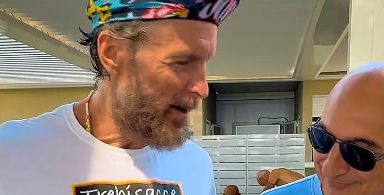 Jovanotti si gode la Calabria in bici, il benvenuto di Occhiuto: «Si sta innamorando»