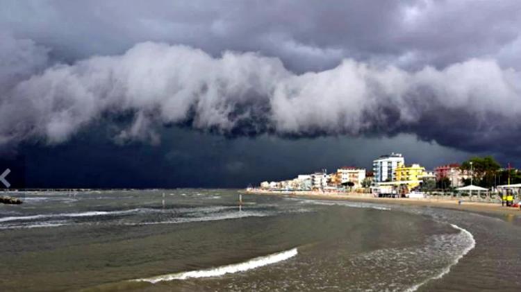 Allerta maltempo: in Toscana mercati annullati e parchi chiusi.  Forte dei Marmi chiude anche  il pontile