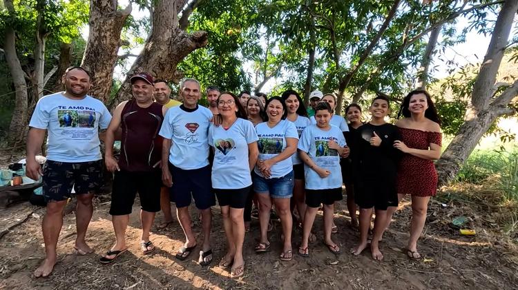 Agricultor de 77 anos é surpreendido com reunião dos 14 filhos após viagem de mais de 2 mil km