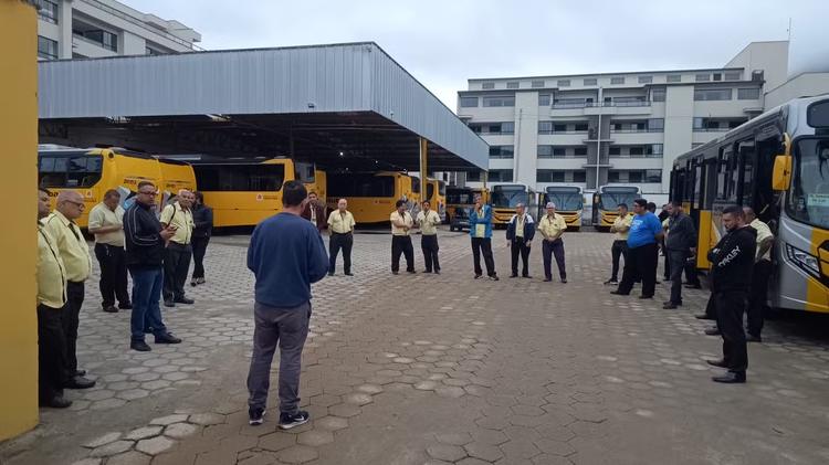 Motoristas de ônibus fazem paralisação em Ubatuba por falta de pagamento