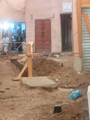 حفر وأتربة تعرقل الحركة بأسواق الحنة والخرازين بالمدينة العتيقة