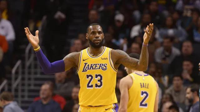 LeBron James é 1º pai a jogar com filho em playoffs da NBA, anota double-double e Lakers ganham