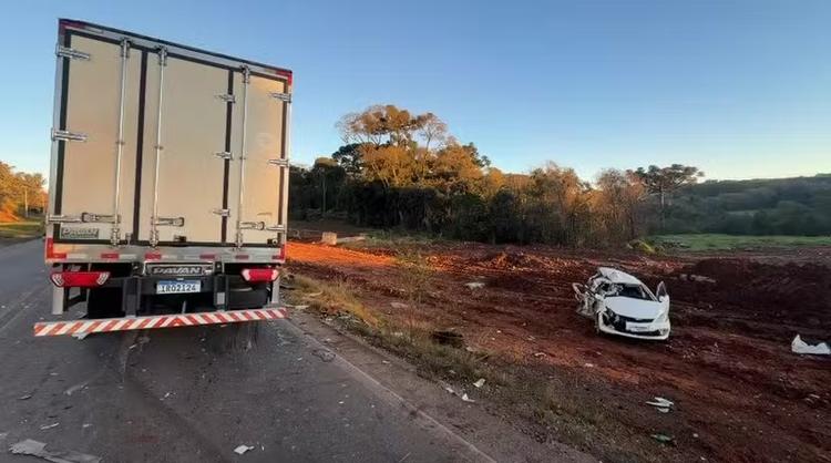 Motorista de 50 anos morre após carro bater de frente com caminhão em acidente na ERS-324, em Passo Fundo
