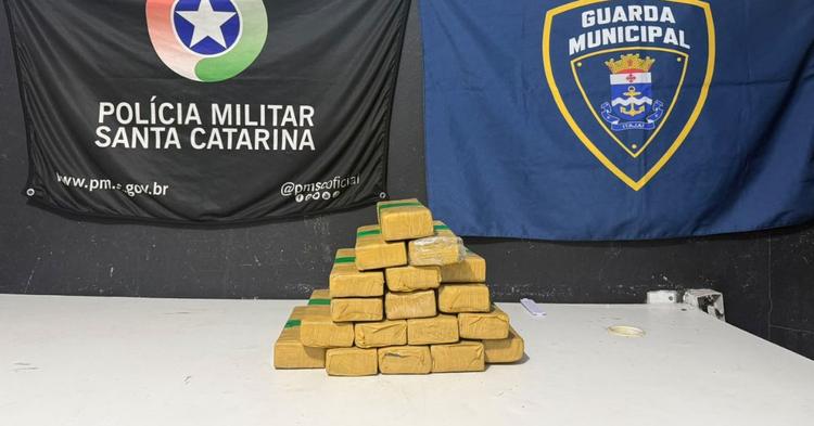Homem é preso com mochila contendo mais de 10 kg de maconha em Itajaí&nbsp;