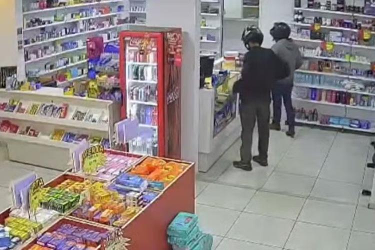 Homens rendem funcionário com arma de plástico e roubam farmácia na fronteira com o Paraguai em MS; vídeo