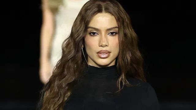 'Venho aqui me autodeclarar sem celulite', diz Anitta sobre carta divulgada por Flávio Bolsonaro