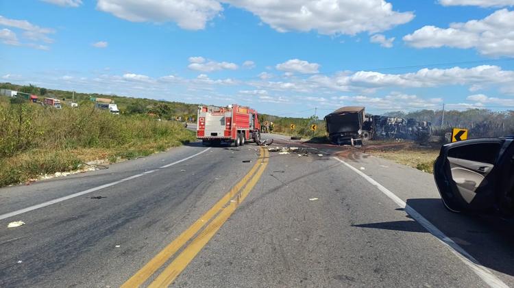 Caminhoneiro morre carbonizado em veículo que pegou fogo após acidente no Ceará