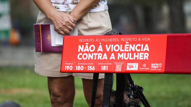 Porto Alegre lança projeto que paga transporte para mulheres vítimas de violência buscarem ajuda