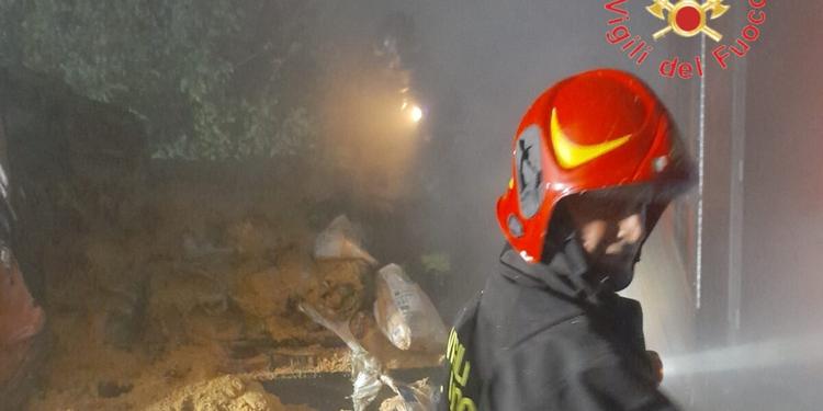 Incendio nella notte sull’A2: autotreno carico di pellet in fiamme tra Lamezia e Falerna