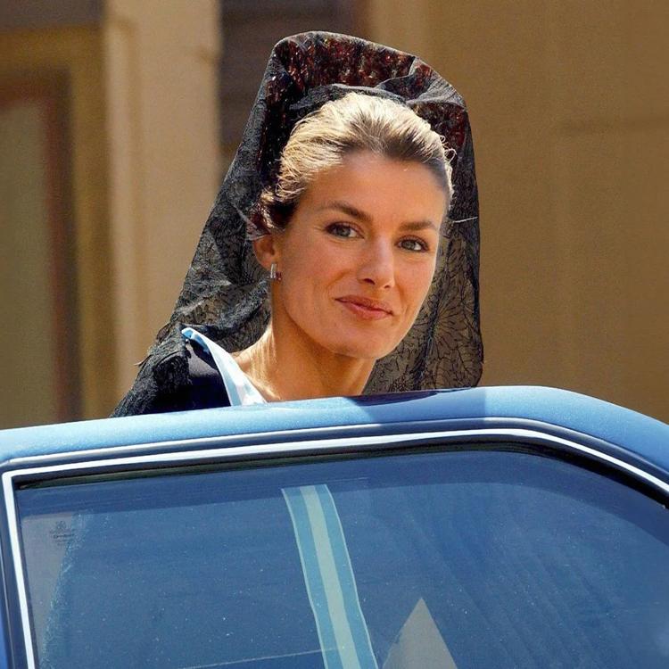 Los looks de la reina Letizia ante el Papa: elegancia, una mantilla con peineta y detalles que marcaron cada encuentro
