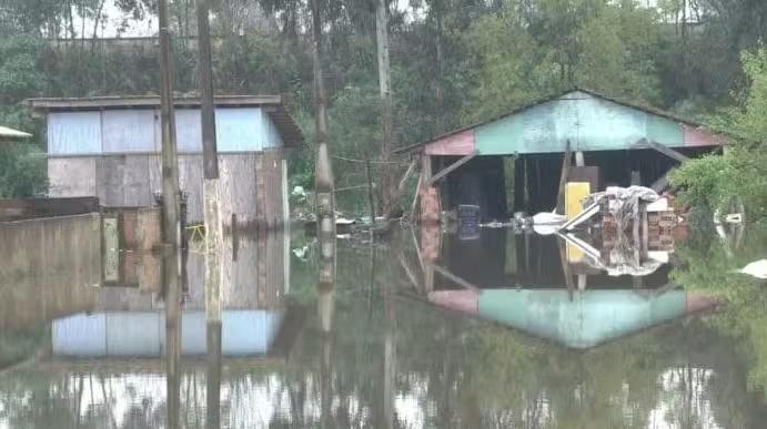 SC tem mudança em locais de votação após escolas viraram abrigos durante cheia de rio no Norte