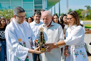 Lula faz missa em homenagem à Nossa Senhora Aparecida na Alvorada e defende padroeira de ataques