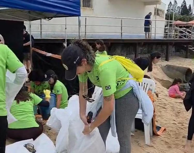 Mutirão recolhe lixo na Praia dos Cavaleiros e alerta para impactos ambientais em Macaé