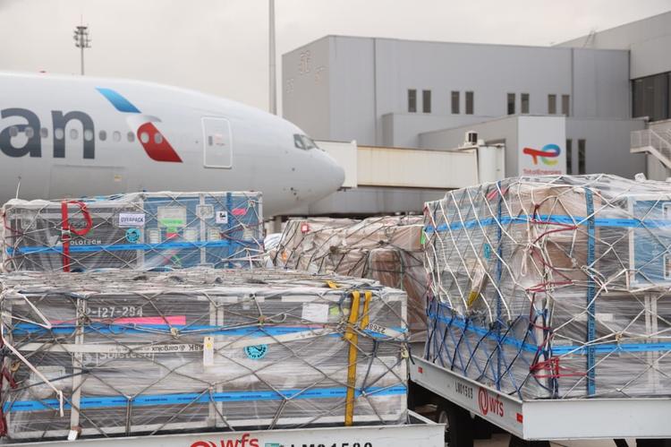 Mais 15 toneladas de equipamentos para show de Shakira chegam ao Galeão; total chega a 25 toneladas