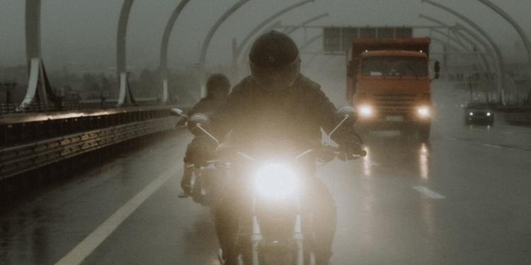 Codice strada: code in autostrada, le moto potrebbero usare la corsia di emergenza