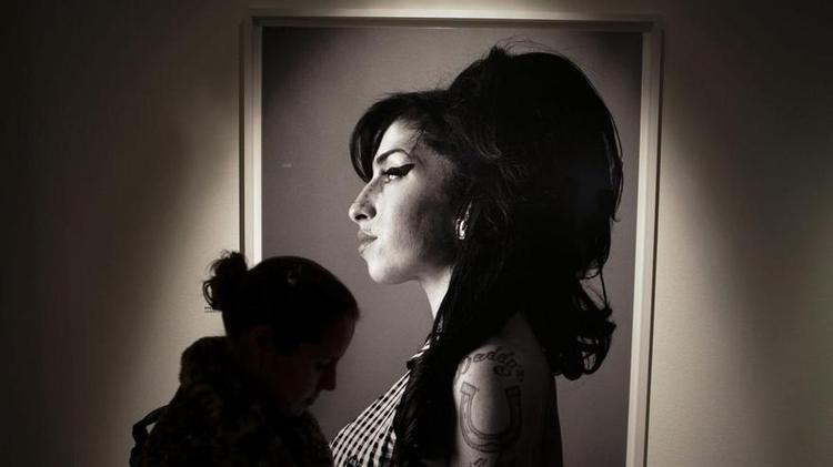 Amy Winehouse, la chica que murió cien veces antes de que la fama acabara con ella