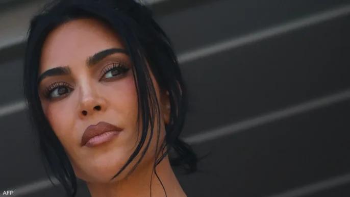 مرض كيم كارداشيان يثير المخاوف.. ما علاقته بوفاة والدها؟