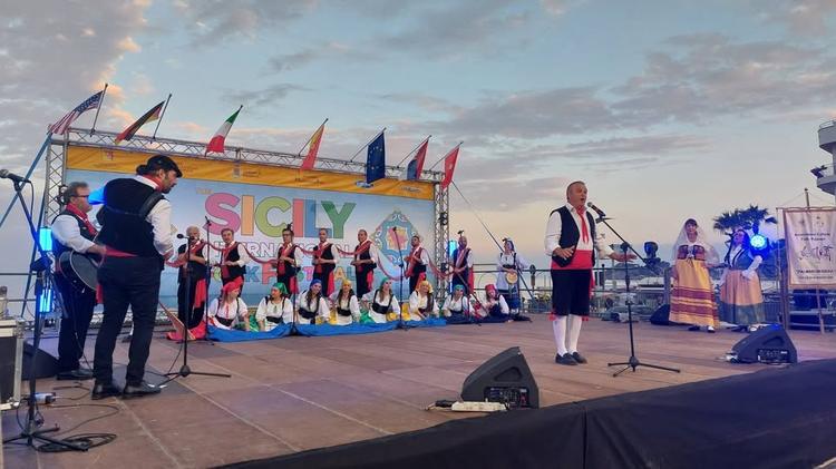 🪇THE SICILY INTERNATIONAL FOLK FESTIVAL  🌊Solo 4 mesi fa la nostra cittadina portava addosso le ferite causate dal Cic...