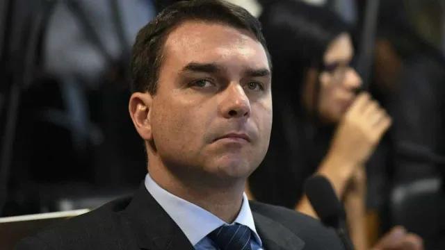 Governo Trump está ciente da saída de Flávio Bolsonaro do Brasil, dizem aliados