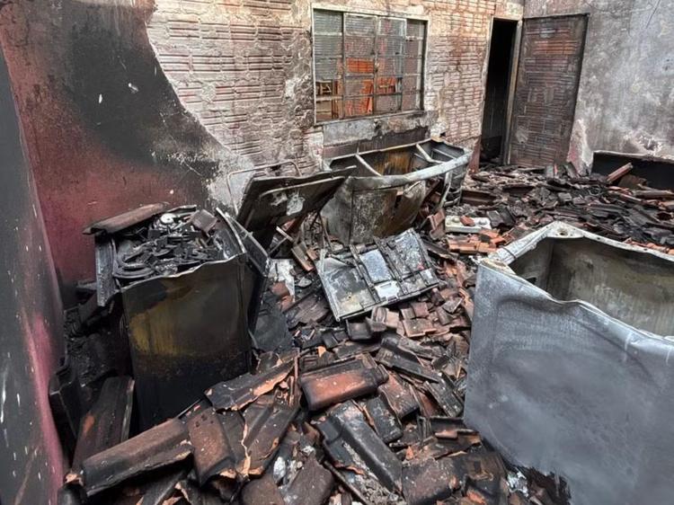 Morador morre no banheiro de casa em chamas em Três Lagoas
