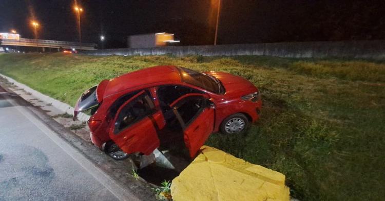 Condutor sem CNH e com sinais de embriaguez perde controle, cai em vala e tenta remover veículo em BC&nbsp;