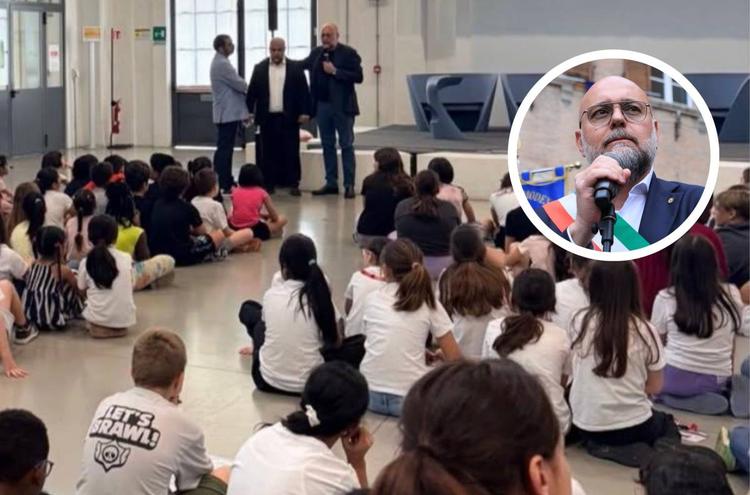I bimbi cantano "Free Palestine", scoppia il caso a Modena. Il sindaco al Giornale: "Non in mia presenza, atto inopportuno. Chiedano scusa"