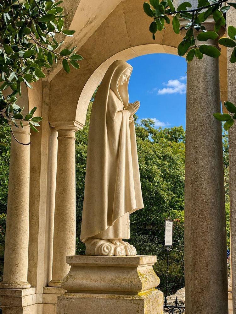 130 Servi della Sofferenza zu Füssen der Madonna von Fatima