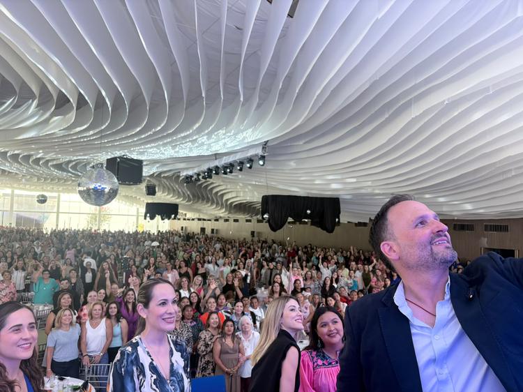 Reune Santiago De la Peña más de 2 mil 600 mujeres