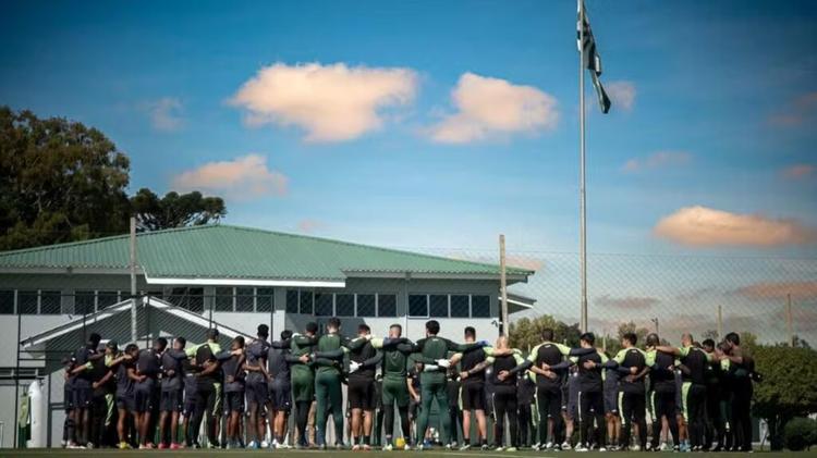 Fernando Seabra acompanha jogadores do Coritiba durante treinamento